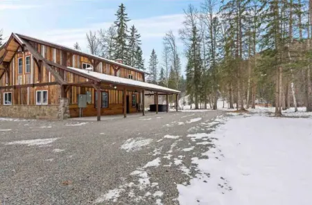 Peaceful cabin overlooking meadow with hot tub Отели в г. Уайтфиш