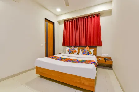 FabHotel Happinex Отели рядом с достопримечательностью «Yu Studio Circle»