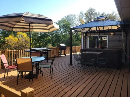 Lewis & Clark Trail Hideaway, SD side /  2 min to the lake / 10 min to Yankton.