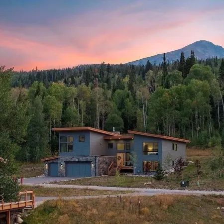 Luxury 5Br on Nat'l Forest: Private Lake, Pool & Hot Tub, Ski Keystone & Breck