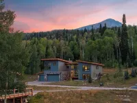 Luxury 5Br on Nat'l Forest: Private Lake, Pool & Hot Tub, Ski Keystone & Breck