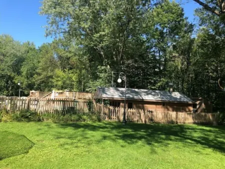 Farmhouse with private pool/hot tub on 50 acres