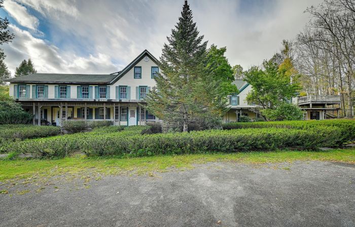 Lanesville Home w/ Pool Table, Bar & Deck!