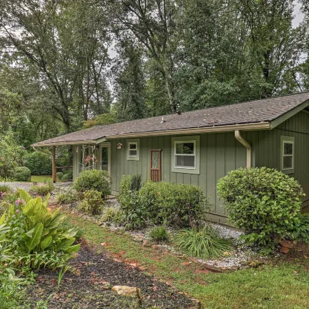 Peaceful Pisgah Forest Cottage w/ Fire Pit!