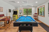 Maple Oasis by Avantstay Newly Built w/ Hot Tub, Game Room & Fire Pit