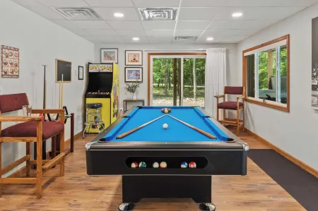 Maple Oasis by Avantstay Newly Built w/ Hot Tub, Game Room & Fire Pit Отели в г. Танкханнок Тауншип