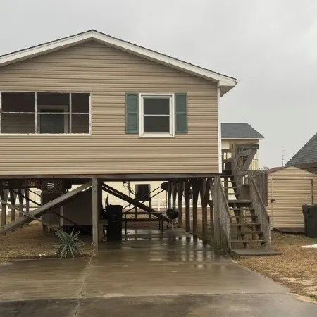 Charming 3-bedroom Cottage, 2 block Walk to the Beach