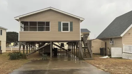 Charming 3-bedroom Cottage, 2 block Walk to the  Beach