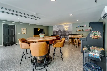 Lake Front Cabin, Media/Game Room, Connects to Trails--Newly Remodeled