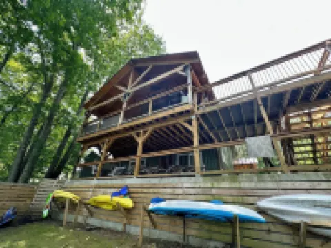 Sacandaga Lakefront Home, Pet Friendly, Sleeps 15! Fire Pit, Outdoor Deck โรงแรมในFulton County