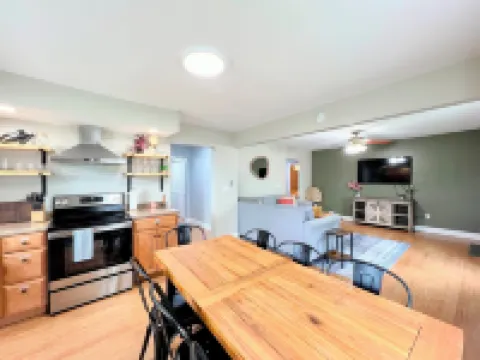 Cozy & Comfortable - Stylishly Decorated & Close to Everything!