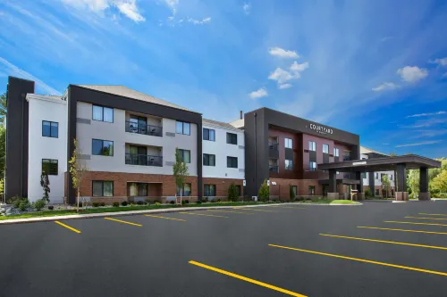 Courtyard Traverse City فنادق في Green Lake Township