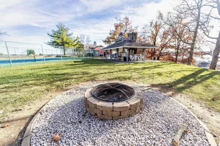 Lazy L at the Lake Chic 3 Bdr Condo w/ Boat Slip