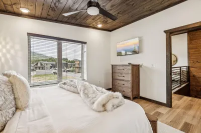 Gorgeous Brand-new Home w Pool Game Room Hot Tub