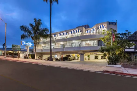 Travelodge by Wyndham San Clemente Beach Отели в г. Сан-Клементе