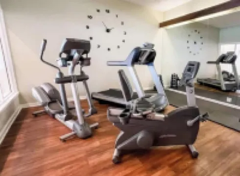 Luxe Villa- mins from Mohegan Sun with fireplace, jacuzzi, sauna/pools, and spa