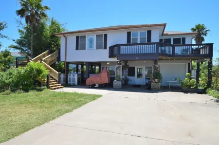 Tiny Bubbles -Hot Tub-Screened Game Room-Spacious Decks-EV Charger Отели рядом с достопримечательностью «Port Bolivar»