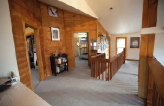 Cheerful 3-bedroom cabin with mountain view