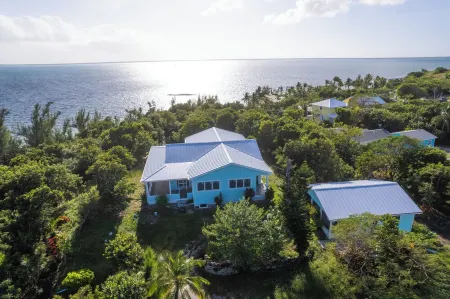 Sea Bird 3/3 Overlooking the Sea of Abaco with Private Beach & dock access Отели в г. Green Turtle Cay