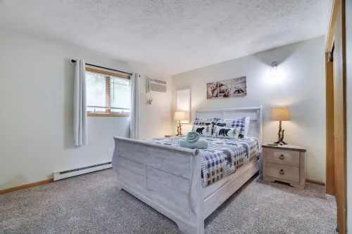 POOL! Hot Tub, Lake, and LOCATION! Hiking, Adventures or Relaxation