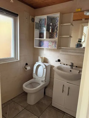 Serene Uxbridge Retreat with Central Heating Free Parking Отели в г. Аксбридж