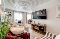 Beachside Retreat: 2BR Luxury Condo  King Bed