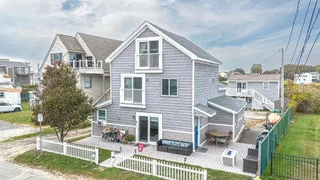 Charming 3 bedroom condo just steps from the ocean at Hampton Beach "The Wall"