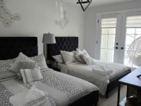 Relax house a few minutes from Port Stanley beach, with hot tub and game room Hotels in Elgin County
