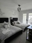 Relax house a few minutes from Port Stanley beach, with hot tub and game room