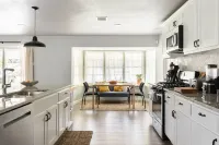 Cozy mid-century rambler - Short drive to the Alamo & River Walk! Hotels in Windcrest