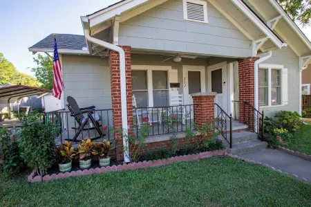 100yr home with peaceful 1940s vibe and modern amenities in historic downtown. Отели в г. Минеола