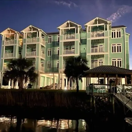 NEW! Waterfront 2 BR, 2 BA on Steinhatchee River, private boat slip,WiFi, dog ok