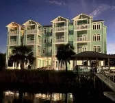 NEW! Waterfront 2 BR, 2 BA on Steinhatchee River, private boat slip,WiFi, dog ok