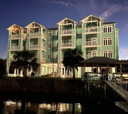 NEW! Waterfront 2 BR, 2 BA on Steinhatchee River, private boat slip,WiFi, dog ok