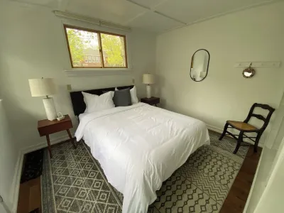 Charming Cottage in the Shadow of Day Mountain Các khách sạn gần Carriages of Acadia