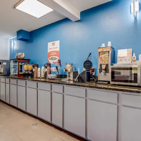 Econo Lodge Inn & Suites