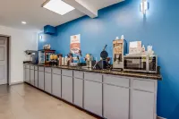 Econo Lodge Inn & Suites - breakfast