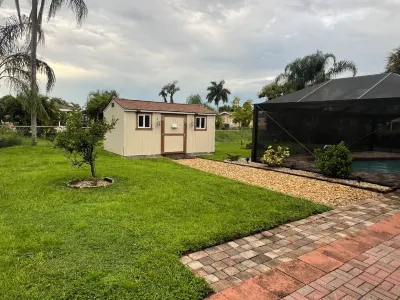 Paradise Central - Cozy 3 BR, 2 Bathroom home with heated pool & lanai Hotels near Speedway