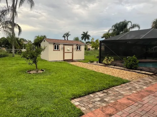 Paradise Central - Cozy 3 BR, 2 Bathroom home with heated pool & lanai
