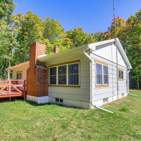 Walk to Water: Lake House in Suring!