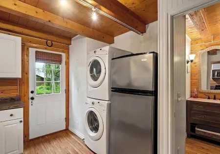 Cozy 2-loft cabin in enchanting Biglake with WiFi, and lake access close by Отели в г. Биг Лейк