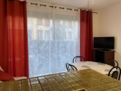 Apartment F2 with small garden on first floor, quiet, 200 m cure Hotels in Lamalou-les-Bains