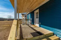 “The Blue Bungalow” Great location RV hookup addon