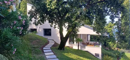 Mid-century villa "La Maison sur Mer" with spectacular views of Lake Garda