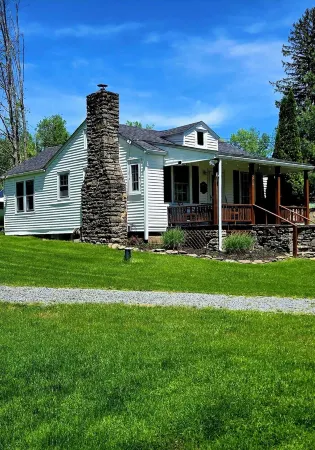 Charming 2-bedroom cottage with AC, WiFi in serene Lake wallenpaupackview access