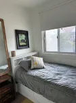 Cozy Four bedroom - 2 bath House Awaits Hotels in East York