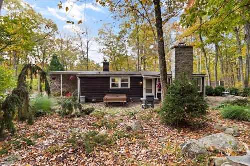 Grotto Grove A Private Poconos Cabin -Secluded Retreat w/ Firepit & Trail Access Các khách sạn ở Canadensis