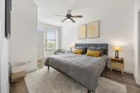 Chic 1-BR Haven w/King Bed, Sofa bed, Pool, Gym in Prime Frisco