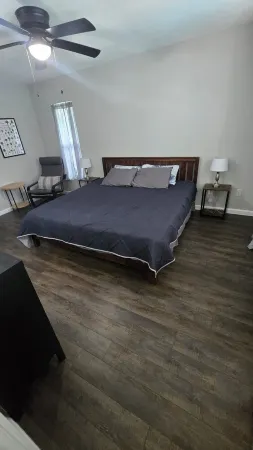 Pool house fits 8 comfortably, 2 living rooms, close to rivers, ocean, springs Отели в г. Ситрэс-Спрингс