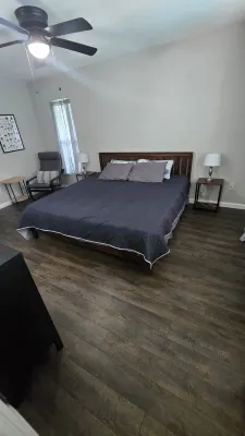 Pool house fits 8 comfortably, 2 living rooms, close to rivers, ocean, springs Hotels in Citrus Springs